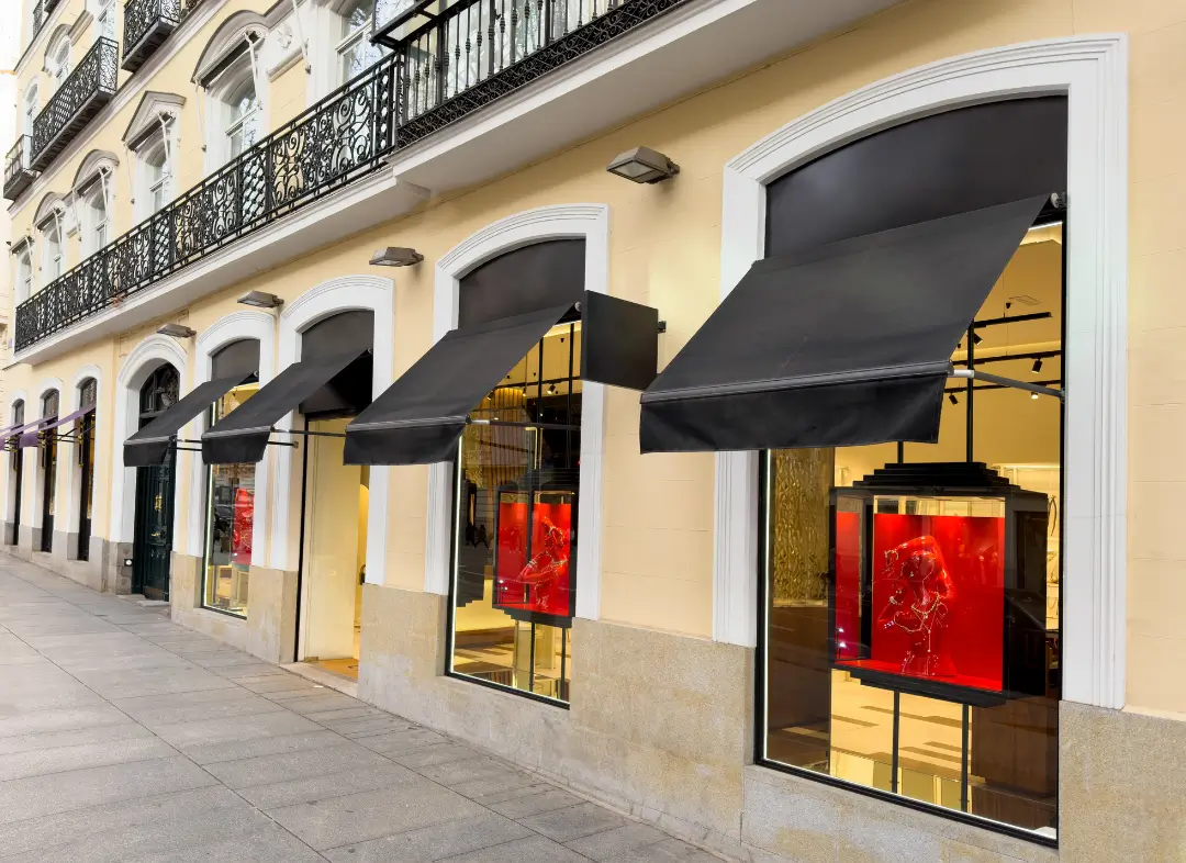 Façade vitrine de magasin en aluminium sur mesure à Hazebrouck